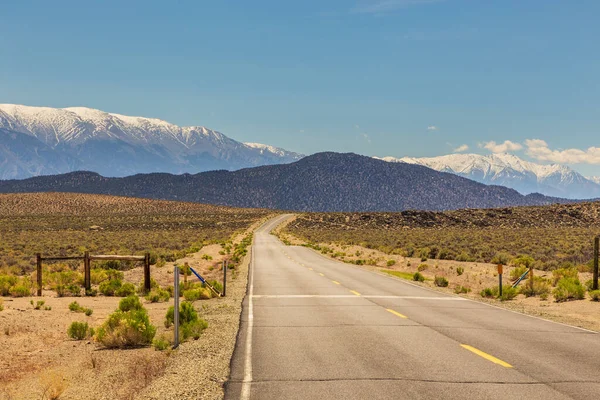 Kalifornische Landschaft entlang der Autobahn, Benton, USA. — Stockfoto