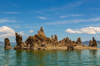 Mono Gölü, kaya oluşumları ve bitki örtüsü, Kaliforniya, Usa.