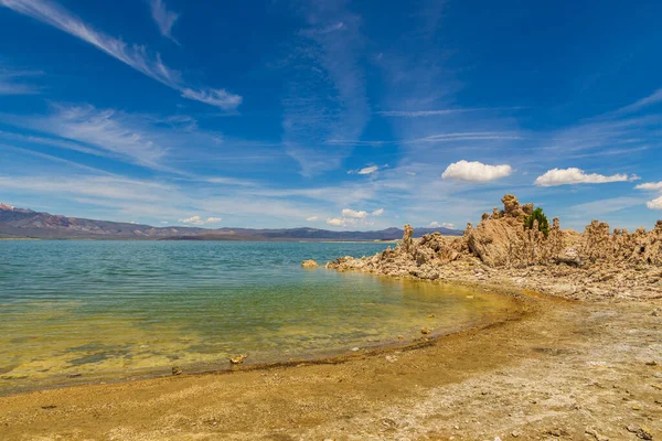 Lago Mono, formaciones rocosas y vegetación, California, EE.UU. . — Foto de Stock