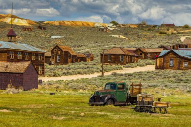 Bodie, California, Usa- 03 Haziran 2015 Bodie 'de eski bir arabanın enkazının görüntüsü, hayalet şehir. Bodie State Tarihi Parkı. Terk edilmiş ahşap evler.