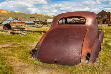 Bodie, California, Usa- 03 Haziran 2015 Bodie 'de eski bir arabanın enkazının görüntüsü, hayalet şehir. Bodie State Tarihi Parkı. Terk edilmiş ahşap evler.