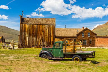 Bodie, California, Usa- 03 Haziran 2015 Bodie 'de eski bir arabanın enkazının görüntüsü, hayalet şehir. Bodie State Tarihi Parkı. Terk edilmiş ahşap evler.