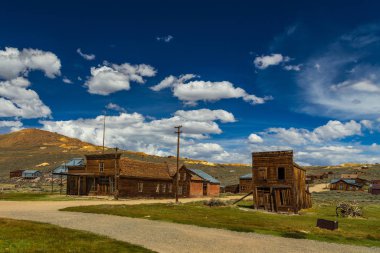 Bodie 'nin manzarası, hayalet kasaba. Bodie State Tarihi Parkı. Terk edilmiş ahşap evler, California, Usa.