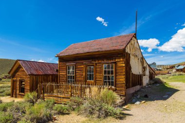 Bodie 'nin manzarası, hayalet kasaba. Bodie State Tarihi Parkı. Terk edilmiş ahşap evler, California, Usa.