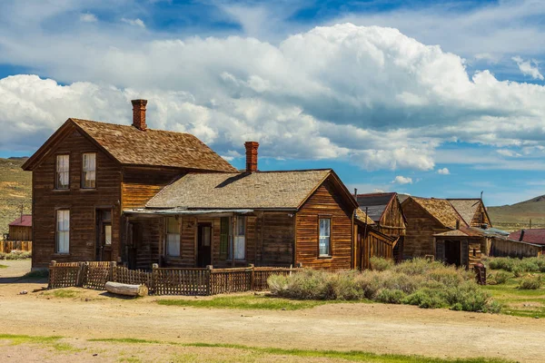 Bodie 'nin manzarası, hayalet kasaba. Bodie State Tarihi Parkı. Terk edilmiş ahşap evler, California, Usa.