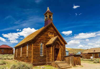 Bodie 'nin manzarası, hayalet kasaba. Bodie State Tarihi Parkı. Terk edilmiş ahşap evler ve Metodist Kilisesi, Kaliforniya, ABD.