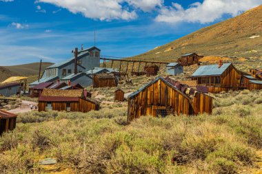 Bodie 'nin manzarası, hayalet kasaba. Bodie State Tarihi Parkı. Terk edilmiş ahşap evler ve Standart Konsolide Madencilik Pul Fabrikası, Kaliforniya, Usa.