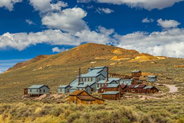 Bodie 'nin manzarası, hayalet kasaba. Bodie State Tarihi Parkı. Terk edilmiş ahşap evler ve Standart Konsolide Madencilik Pul Fabrikası, Kaliforniya, Usa.