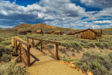 Bodie 'nin manzarası, hayalet kasaba. Bodie State Tarihi Parkı. Terk edilmiş ahşap evler. Arkadaki Bodie Hills, Kaliforniya, ABD.