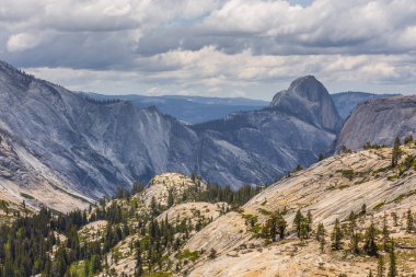 Olmsted noktasından Half Dome 'un görüntüsü. Yosemite Ulusal Parkı, Kaliforniya, Usa.