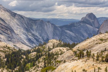 Olmsted noktasından Half Dome 'un görüntüsü. Yosemite Ulusal Parkı, Kaliforniya, Usa.