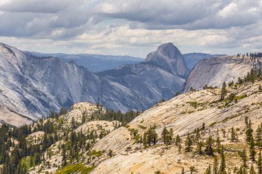 Olmsted noktasından Half Dome 'un görüntüsü. Yosemite Ulusal Parkı, Kaliforniya, Usa.
