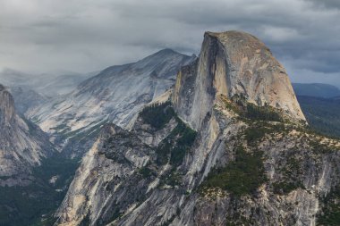 Half Dome ve Yosemite Vadisi manzarası. Sierra Nevada Dağı, Yosemite Ulusal Parkı, Kaliforniya, Usa.