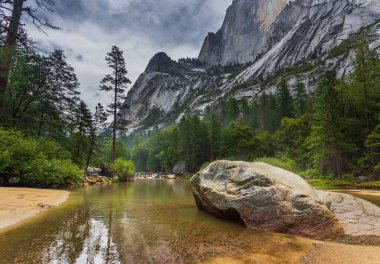 Yosemite Ulusal Parkı 'ndaki Ayna Gölü manzarası, Sierra Nevada Dağı, Kaliforniya, ABD.