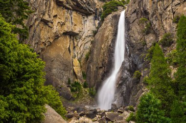 Yosemite Ulusal Parkı 'ndaki Yosemite Şelalesi manzarası, Sierra Nevada Dağı, Kaliforniya, ABD.