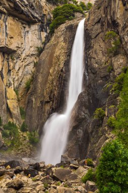 Yosemite Ulusal Parkı 'ndaki Yosemite Şelalesi manzarası, Sierra Nevada Dağı, Kaliforniya, ABD.