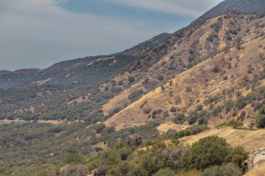 Sierra Nevada Dağı 'ndaki Kings Canyon Yolu' nda arabalar. Dağ yolu dağ yamacını geçiyor, California, ABD.