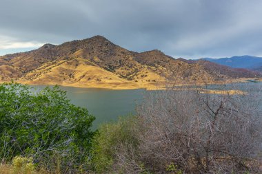 Sierra Nevada Dağı 'ndaki Kaweah Gölü manzarası, dinlenme alanı. Kaliforniya, ABD.