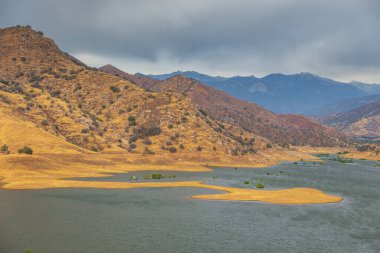 Sierra Nevada Dağı 'ndaki Kaweah Gölü manzarası, dinlenme alanı. Kaliforniya, ABD.