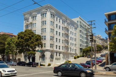 San Francisco, Kaliforniya, ABD - 07 Haziran 2015: Zarif belediye binası cepheleri ve dik Filbert Caddesi boyunca park edilmiş arabalar.