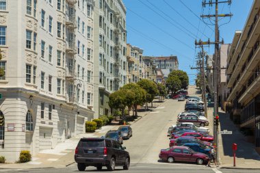 San Francisco, Kaliforniya, ABD - 07 Haziran 2015: Zarif belediye binası cepheleri ve dik Filbert Caddesi boyunca park edilmiş arabalar.