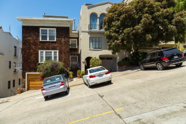 San Francisco, Kaliforniya, ABD - 07 Haziran 2015: Lombard Caddesi 'nin ünlü dik köşesindeki şık ön cephe ve park edilmiş arabalar.