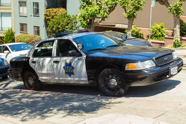 San Francisco, Kaliforniya, ABD - 07 Haziran 2015: Polis arabası ünlü dik Lombard Caddesi 'ne park etti.