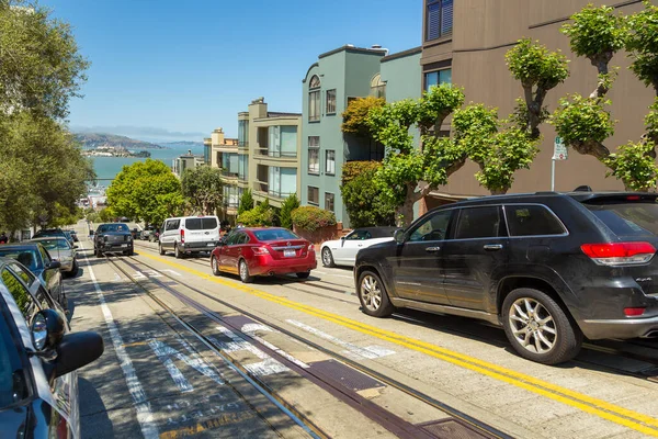美国加利福尼亚州旧金山 2015年6月7日 位于著名陡峭的伦巴德街的优雅的立面别墅和停放的汽车 背景在旧金山湾 — 图库照片