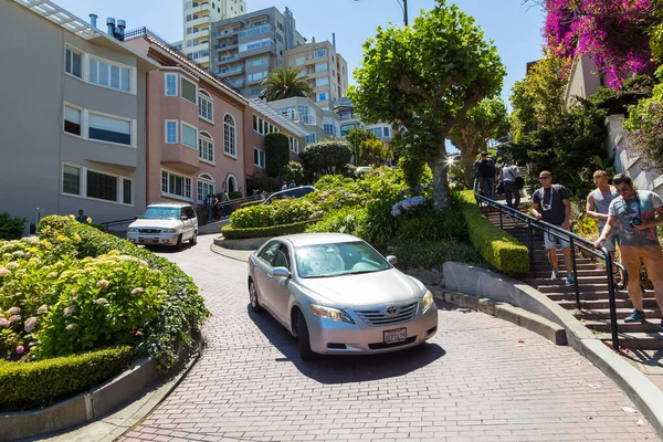 San Francisco, California, USA- 07 Haziran 2015 ünlü, dolambaçlı Lombard Caddesi 'nde arabalar. Dünyanın en çarpık caddesi..
