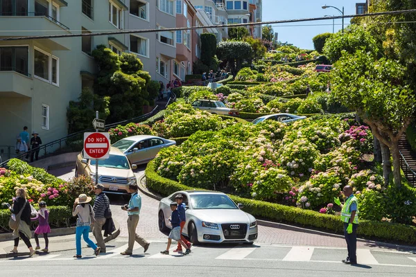 San Francisco, California, USA- 07 Haziran 2015 ünlü, dolambaçlı Lombard Caddesi 'nde arabalar. Dünyanın en çarpık caddesi..