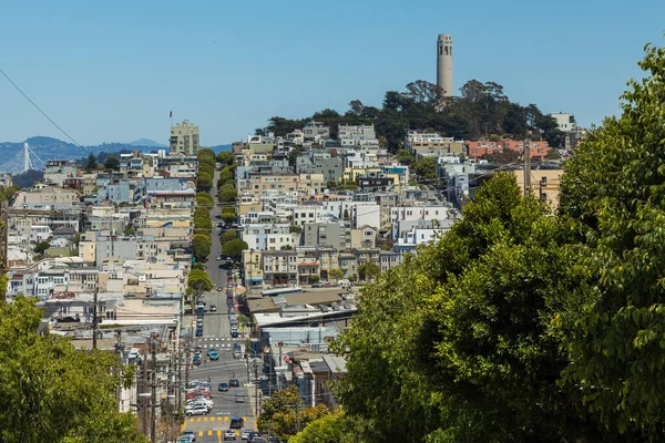 美国加利福尼亚州旧金山 2015年6月7日 莱文沃思街市中心景观 后台的Coit塔和奥克兰湾大桥 — 图库照片