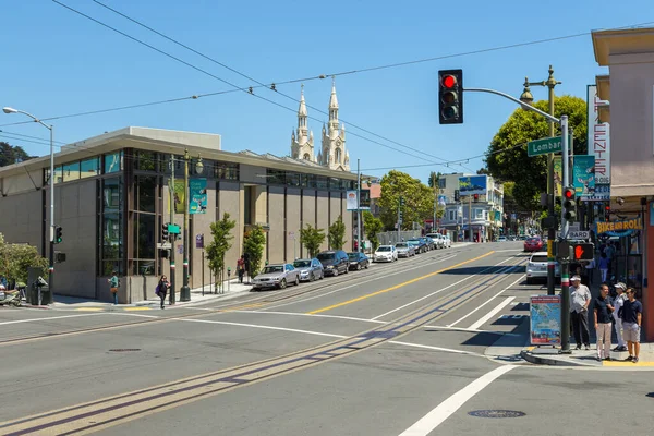 美国加利福尼亚州旧金山 2015年6月7日 哥伦布大道景观 红绿灯和现代建筑 背景中的教堂塔 — 图库照片