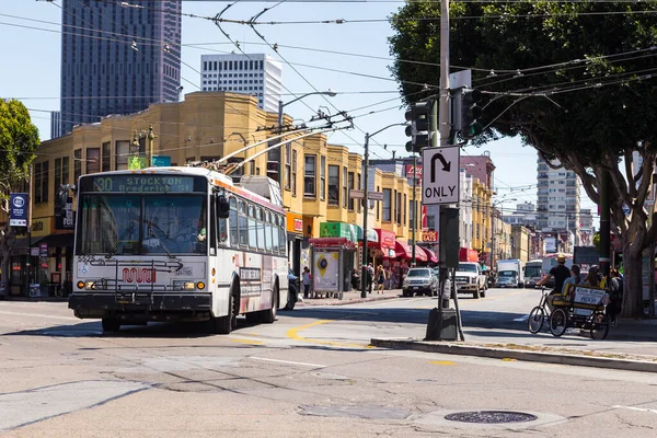 旧金山 美国加利福尼亚州 2015年6月7日 公共汽车通过斯托克顿街和格林街的一个大交叉口 堵车周围的现代建筑 — 图库照片
