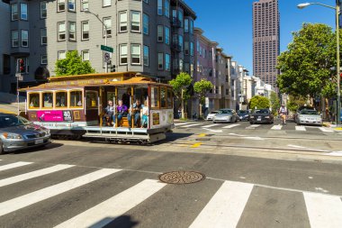San Francisco, Kaliforniya, ABD - 07 Haziran 2015: Ünlü Pine Caddesi 'ndeki tarihi San Francisco Cable Cars' ın klasik manzarası.