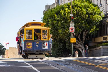 San Francisco, Kaliforniya, ABD - 07 Haziran 2015: Ünlü Powell Caddesi 'ndeki tarihi San Francisco Cable Cars' ın klasik manzarası.