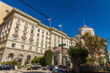 San Francisco, Kaliforniya, ABD - 07 Haziran 2015: Kıtalararası lüks Mark Hopkins Oteli manzarası. Nob Hill 'deki yüksek bina..