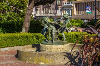 San Francisco, Kaliforniya, ABD - 07 Haziran 2015: Huntington Park 'ta çocukların heykeli, Nob Hill' deki çeşmeli Grand Park.