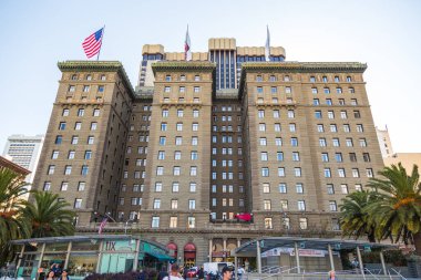 San Francisco, Kaliforniya, ABD - 07 Haziran 2015: Union Square 'de ofisleri olan yüksek gökdelen manzarası.