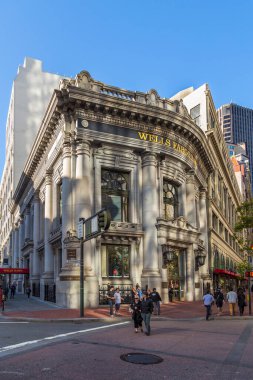 San Francisco, Kaliforniya, ABD - 07 Haziran 2015: Market Caddesi 'ndeki Wells Fargo Bank' ın şık binası, merkez ofisi.