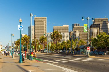 San Francisco, Kaliforniya, ABD - 07 Haziran 2015: The Embarcadero boyunca gökdelenler. Şehir merkezindeki temsilci güvertesi..