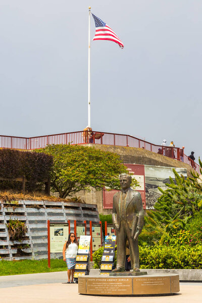 Сан-Франциско, Калифорния, США - 08 июня 2015 года: Памятник Джозефу Штраусу, главному инженеру моста "Золотые ворота"
.
