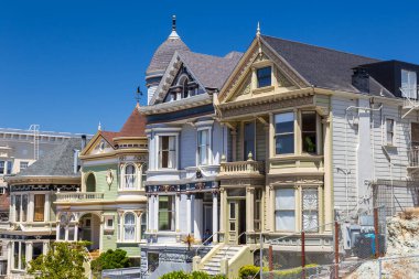 San Francisco, California, USA- 08 Haziran 2015: Boyalı Kadınlar, Viktorya dönemi ve Edwardian ev ve binalarının manzarası. Alamo Meydanı.