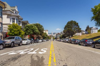 San Francisco, California, USA- 08 Haziran 2015: Fulton Caddesi boyunca apartman manzarası, trafik sıkışıklığı ve otopark. Arka planda Anma Mahkemesi.