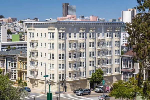 2015年6月8日至8日 加利福尼亚州旧金山 美国建筑 维多利亚时代和爱德华时代的房屋以及阿拉莫广场周围的建筑景观 — 图库照片
