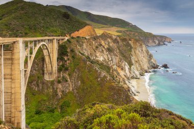 Cabrillo Otoyolu, Monterey, California, ABD 'deki ünlü 1 numaralı yolda Bixby Creek Köprüsü manzarası.
