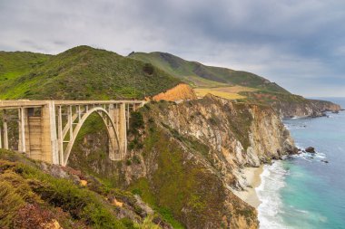Cabrillo Otoyolu, Monterey, California, ABD 'deki ünlü 1 numaralı yolda Bixby Creek Köprüsü manzarası.