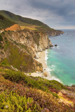 Kaliforniya 'daki Pasifik Sahili manzarası. Yüksek uçurumlar ve okyanus suyu, Monterey, ABD.