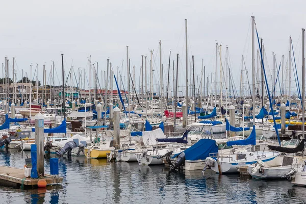 モントレー カリフォルニア州 アメリカ 2015年6月9日 モントレーヨット港の眺め マリーナに係留された排他的なヨット 太平洋岸 — ストック写真