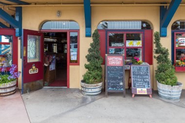 Monterey, California, USA- 09 Haziran 2015: Bara giriş, binanın önündeki menü, sarı cephe. Balıkçı İskelesi.