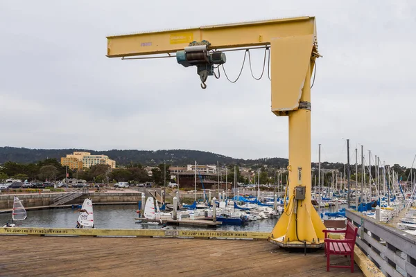 Monterey California Usa Červen 2015 Pohled Žlutý Jeřáb Municipal Wharf — Stock fotografie